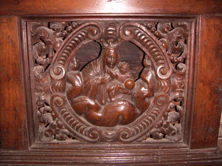Inginocchiatoio antico in legno intagliato, area meridionale