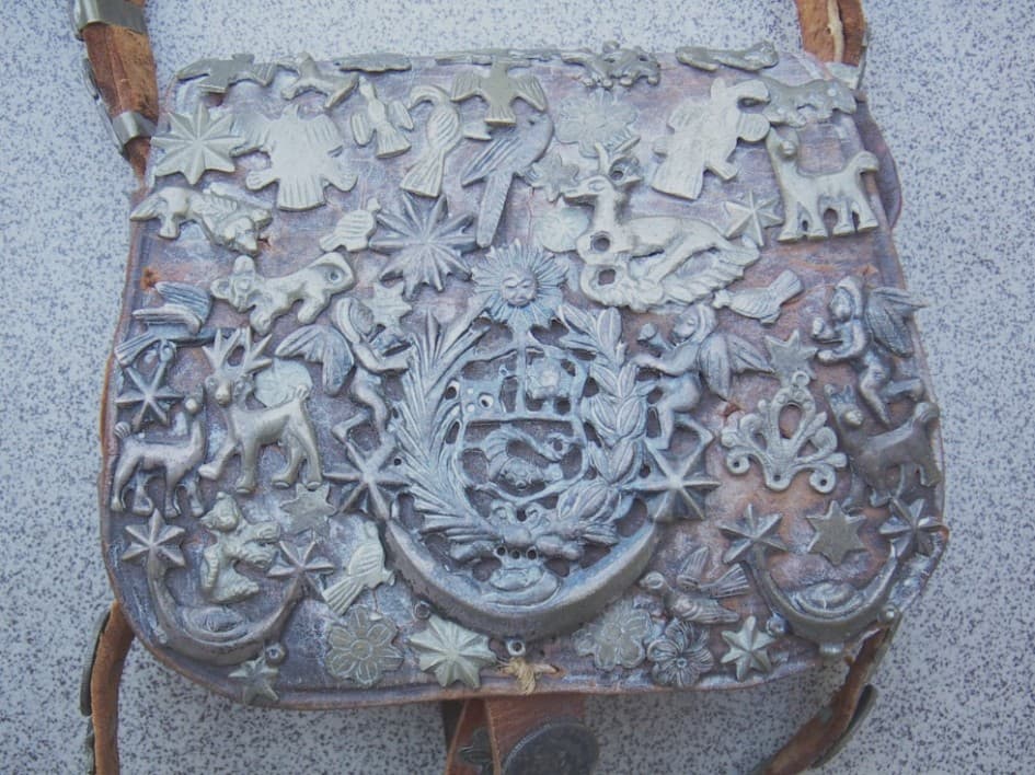 Borsa peruviana antica con tracolla, decorazioni metalliche