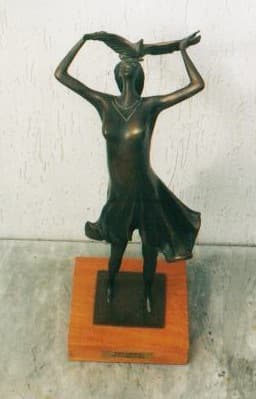 Remo Brindisi - Scultura in bronzo 'Propagatrice di pace'